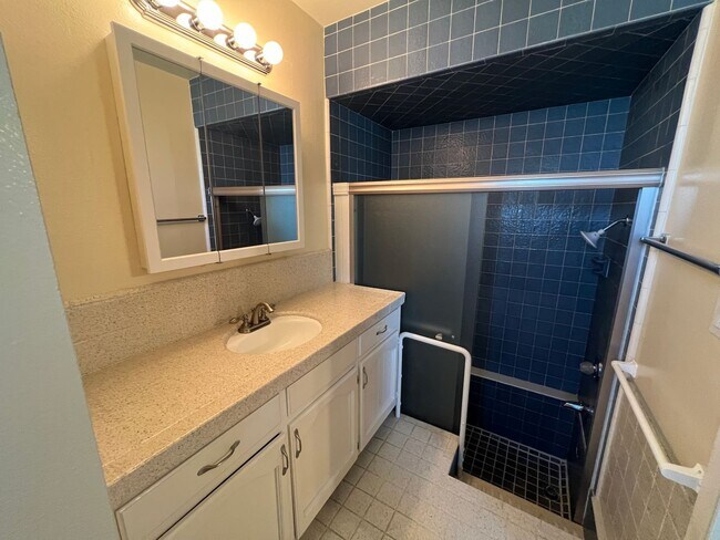 Building Photo - 3 bedroom single story in Manteca!