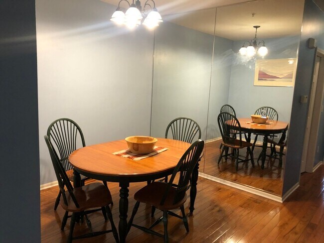 Building Photo - 1 Month Free rent! Awesome 3 Bedroom Medic...