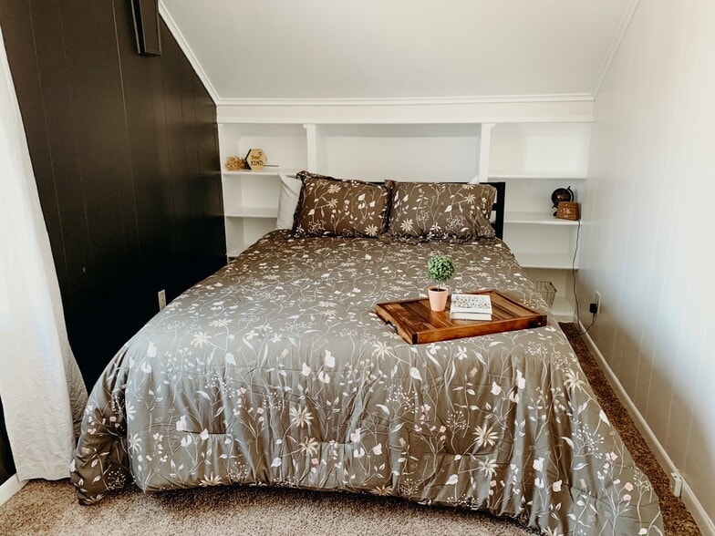 Queen bedroom - 22101 Nowlin St