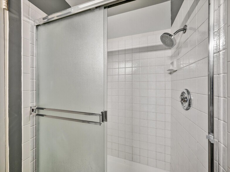 Master Bedroom Bathroom - 38 Surrey Ln