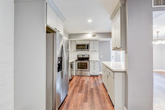 Building Photo - 6306 Riverview Way