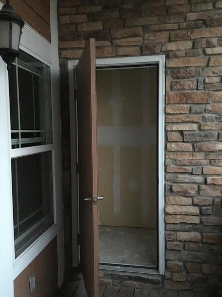 Building Photo - 2803 Kansas Dr