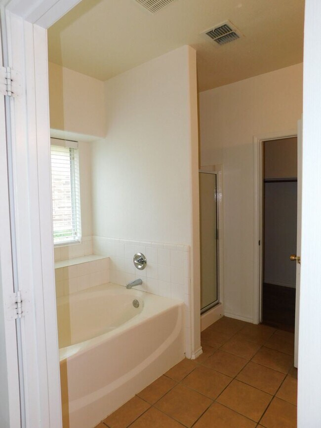 Building Photo - Large 4 bed house with master downstairs and 2 car garage on a cul- de-sac. Golf course community...