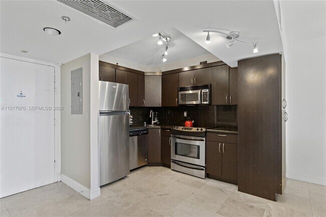 Building Photo - 100 Lincoln Rd