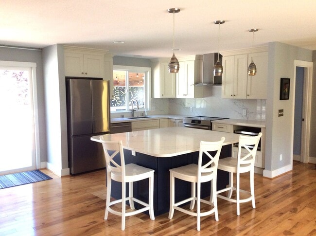 Building Photo - Fabulous 4 Bedroom/2 Bath Home! Available ...