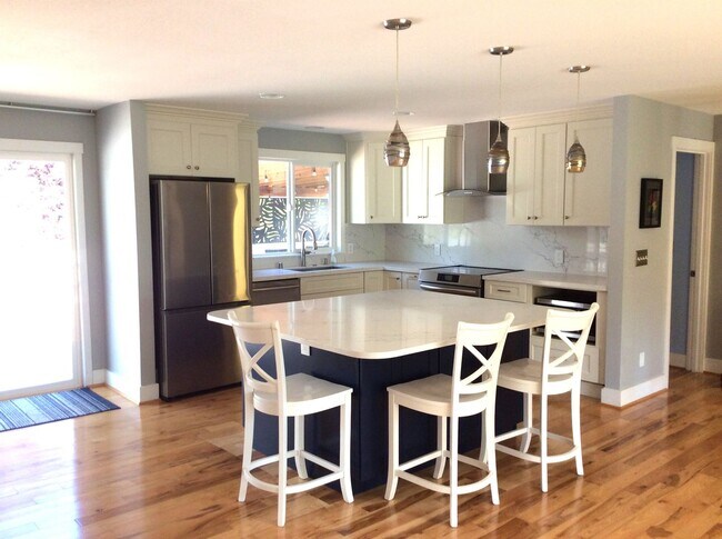 Building Photo - Le and Delisi - Bellevue Duplex