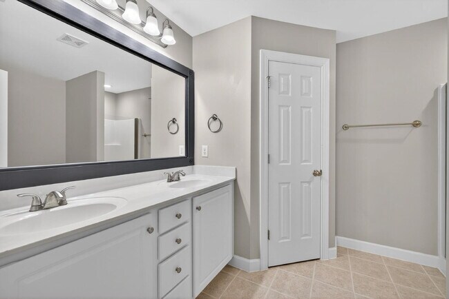 Building Photo - 770 Parkside Townes Ct