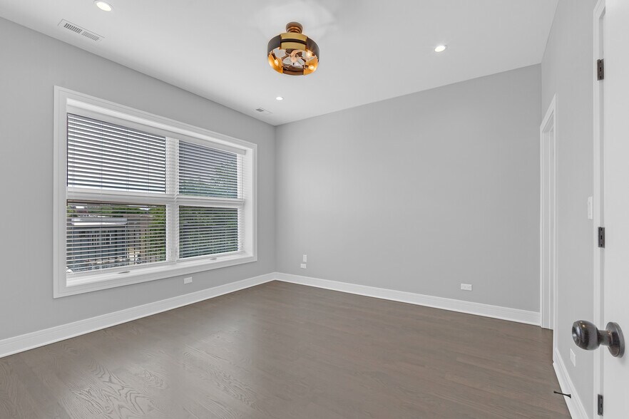 Building Photo - 4827 S St Lawrence Ave