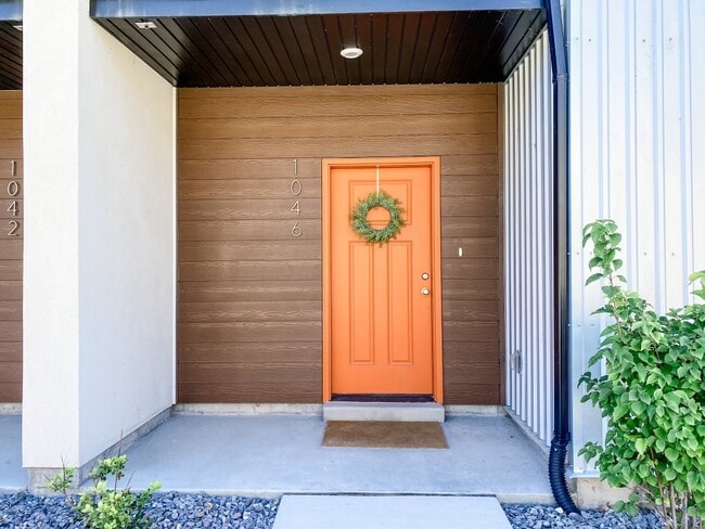 Building Photo - 1046 360 S