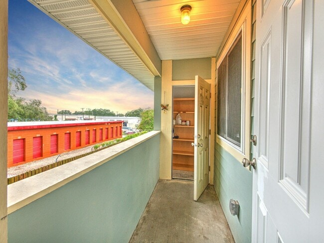 Building Photo - 538 Golden Raintree Pl