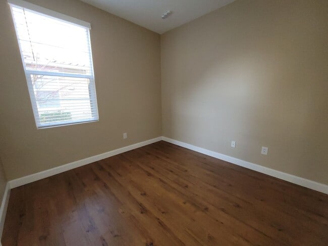 Building Photo - Elk Grove Condo