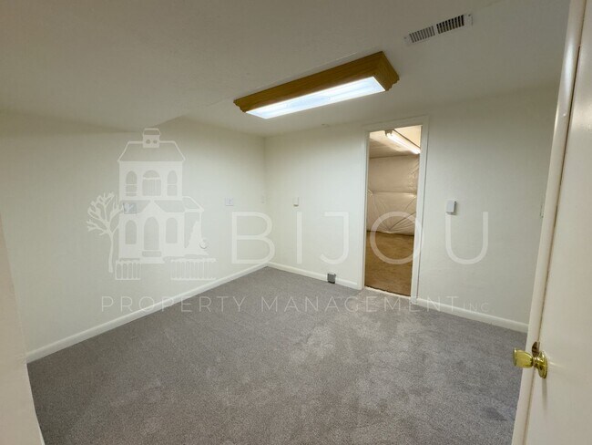 Building Photo - Ivywild Main Floor Living