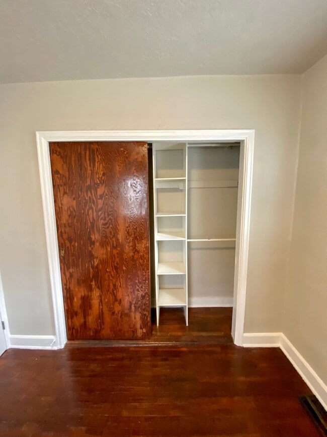 Building Photo - Charming 3 bed 1 bath House with Tons of Updates and Private Backyard!