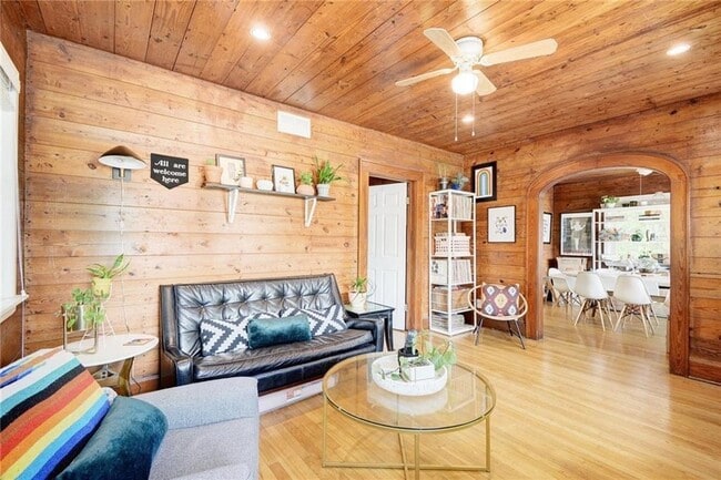 Building Photo - 209 E Live Oak St