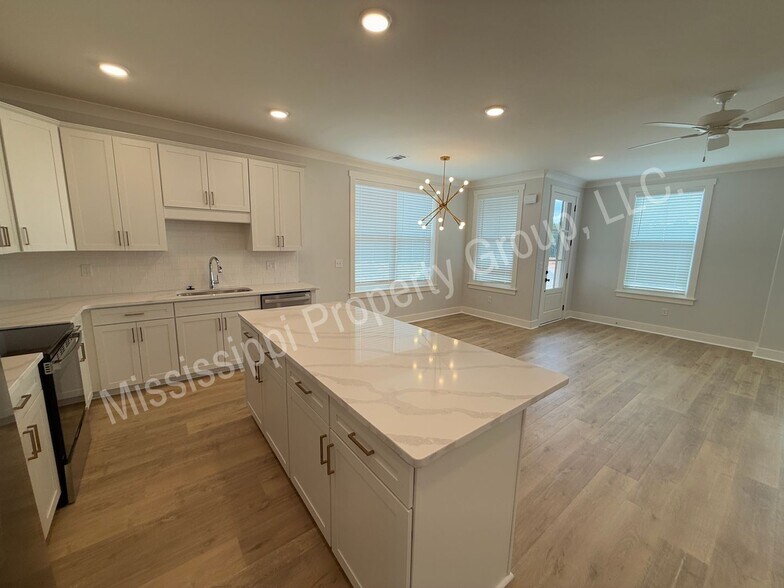 Building Photo - 617 Miramar Ln