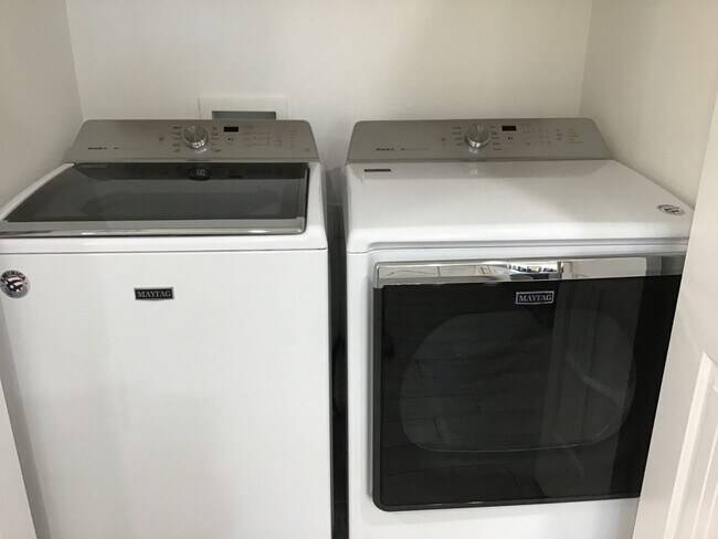 Building Photo - Corner Unit Townhome with Style and Substa...