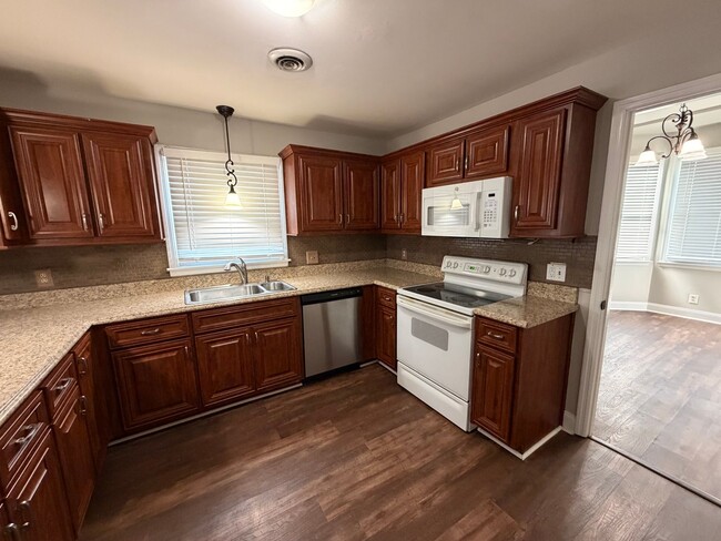 Building Photo - Charming 3 bed 2.5 Bath Townhome in Antioch