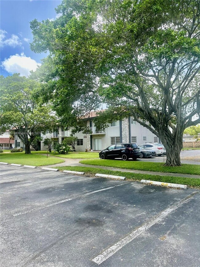 Building Photo - 6530 Lake Patricia Dr
