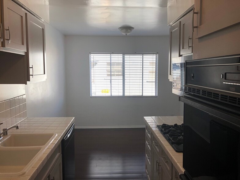 Kitchen - 1418 Stanford St