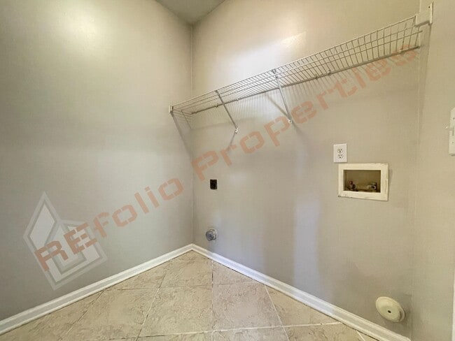 Building Photo - Lovely 4 Bedroom, 2.5 Bath Single-Family H...
