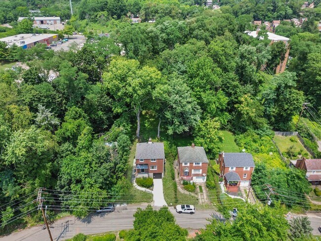 Building Photo - AVAILABLE NOW! RENOVATED 3-BEDROOM!
