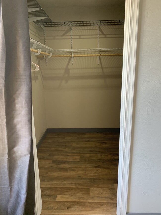 Walk-in Closet - 118 Elmhurst Ct