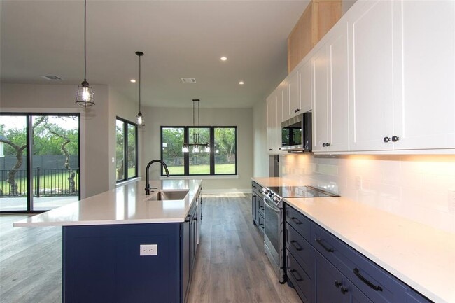 Building Photo - 2804 Lawrence Dr