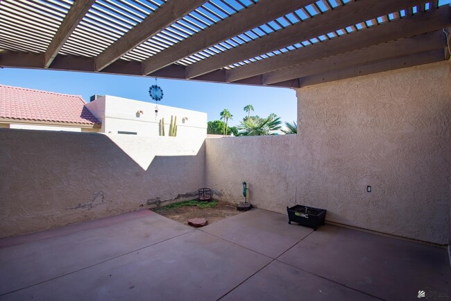 Building Photo - 10201 S Del Rey Dr