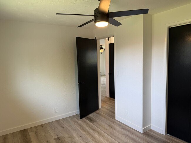 Building Photo - Updated 2 bedroom 1 bath duplex!