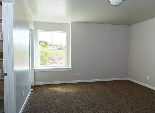 Building Photo - Cute 3 Bedroom 2.5 Home with a 2 Car Garage!