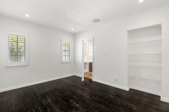 Building Photo - Designer-Done 3 Bed + 3 Bath in Prime Beve...