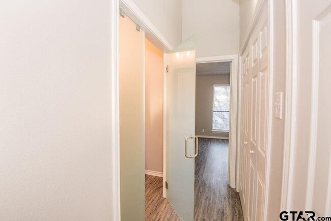 Building Photo - 5911 Hollytree Dr