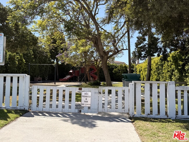 Building Photo - 200 Larsson St