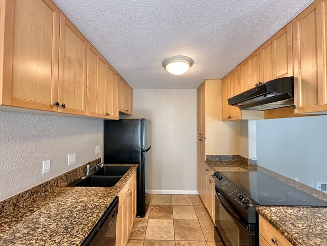Building Photo - Beautifully Upgraded One Bedroom Condo with Central A/C!!