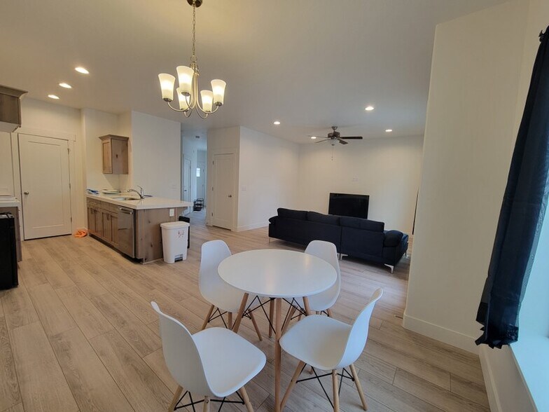 Building Photo - 7244 N Silver Spring Way