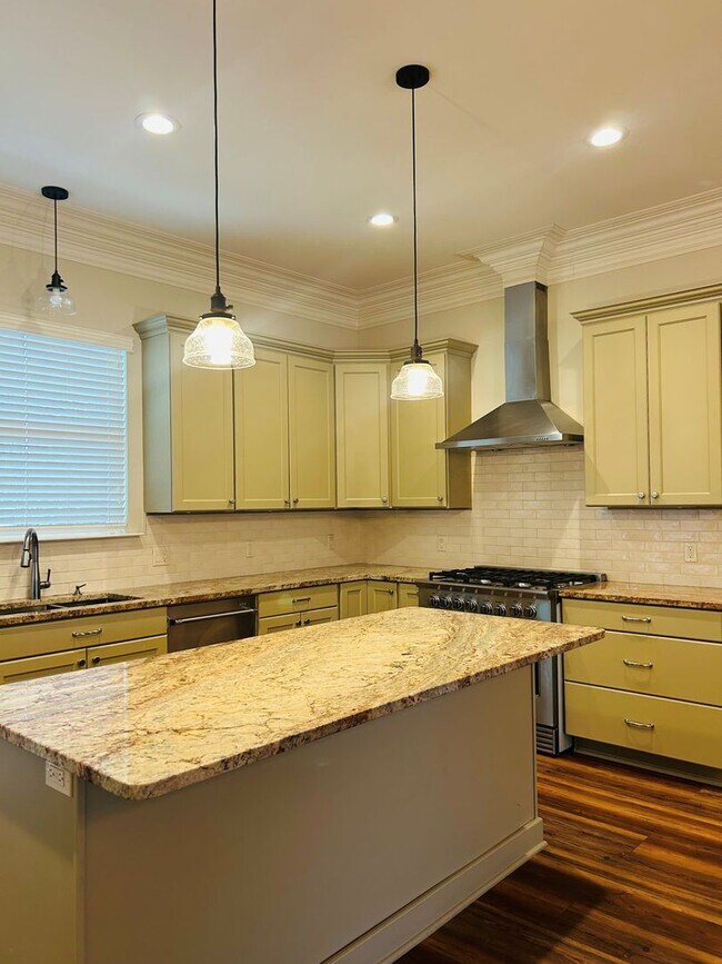 Building Photo - 220 Labarre Dr