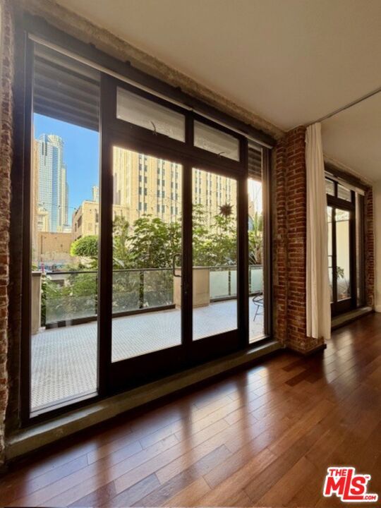 Building Photo - 460 S Spring St