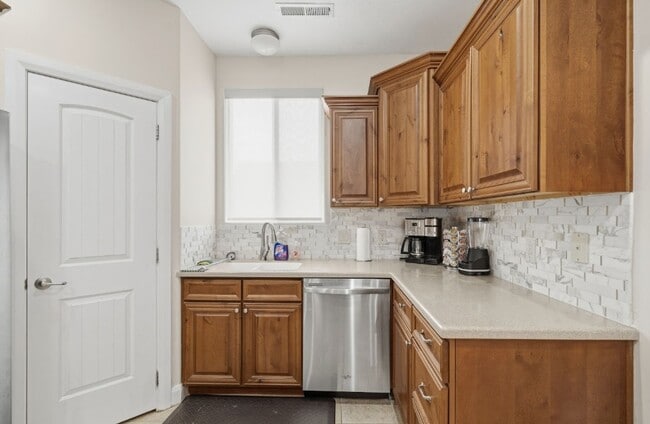 Building Photo - FULLY FURNISHED 3 Bed/2.5 Bath Home!