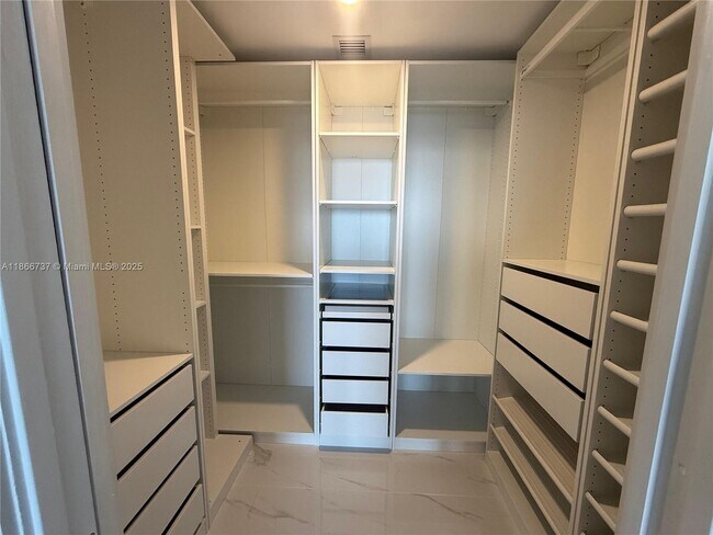 Building Photo - 700 NE 24th St