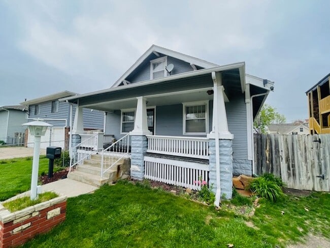 Building Photo - Spacious Home w/ Fenced Backyard