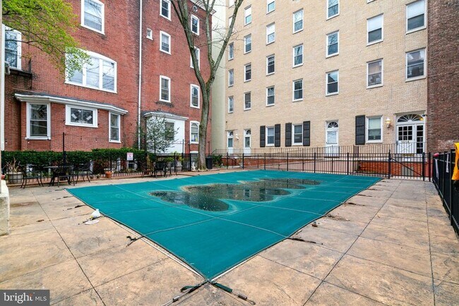Building Photo - 1008 Spruce St