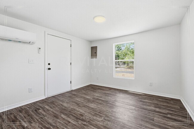Building Photo - 377 Tuttle Ave