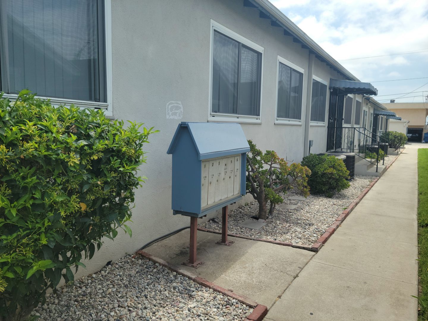 Building Photo - 619 S Grevillea Ave