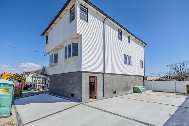 Building Photo - 33 Dock Dr