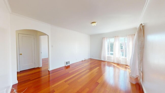 Building Photo - Charming Outer Sunset Single Family Home w...
