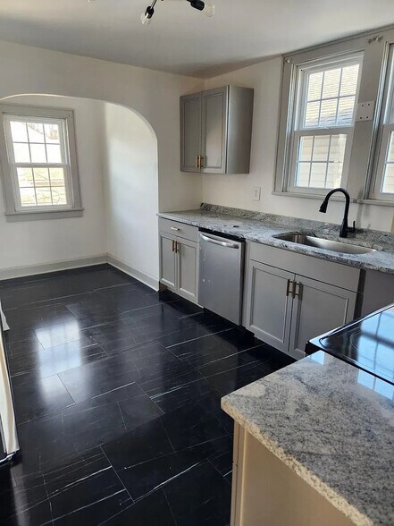 Building Photo - 302 Everett Ave