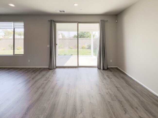 Building Photo - Beautiful 2 Story 5 Bedroom SOLAR Home + L...