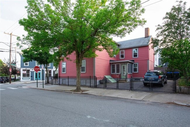 Building Photo - 185 Carpenter St