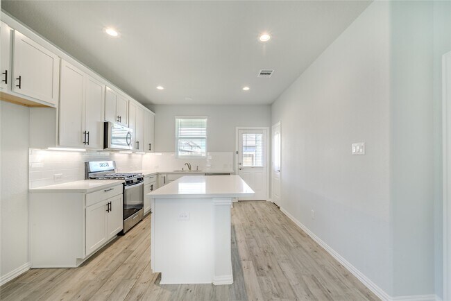 Building Photo - 10323 Birch Peak Dr