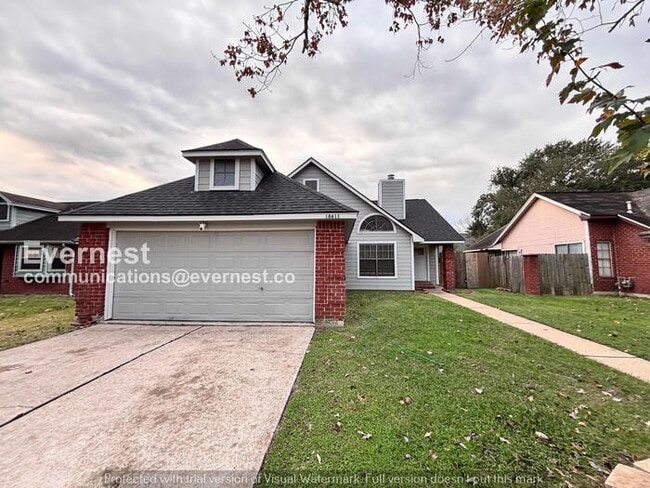 Building Photo - 3 Bed, 2 Bath Home with Fenced Yard & Garage / Pet-Friendly /Now Available!